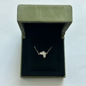 Van Cleef & Arpels Sweet Butterfly Bracelet Mother of Pearl 18K Yellow Gold VCA